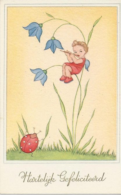 Meisje zit op bloem en speelt fluit