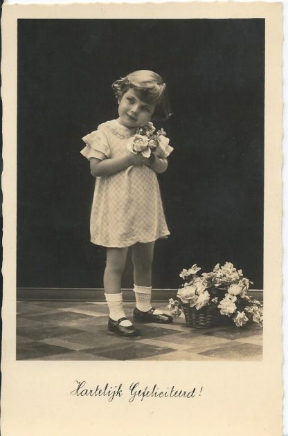 Meisje met tuiltje bloemen  -  fotokaart