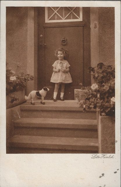 Meisje staat voor de deur  -  Lotte Herrlich