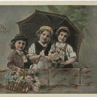 fotokaart met drie kinderen onder paraplu