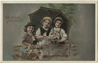 fotokaart met drie kinderen onder paraplu