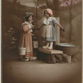 Twee kinderen bij de pomp  -  fotokaart
