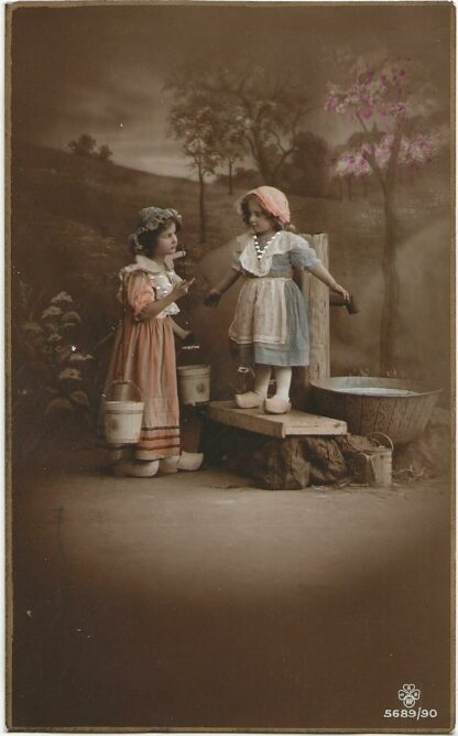 Twee kinderen bij de pomp  -  fotokaart