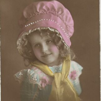 Meisje met rose mutsje  -  fotokaaart