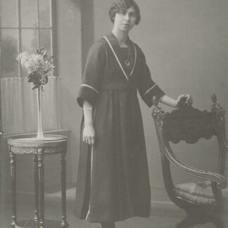 Dame bij stoel - fotokaart