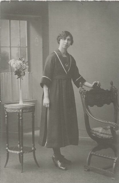 Dame bij stoel - fotokaart