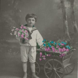 Jongen in matrozenpakje, met bloemen