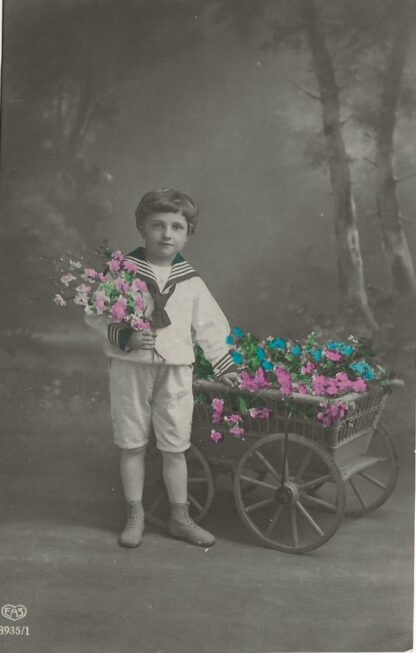 Jongen in matrozenpakje, met bloemen