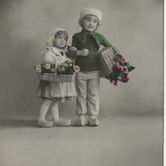 Jongen en meisje met mandje rozen