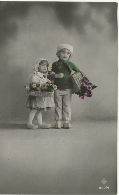 Jongen en meisje met mandje rozen