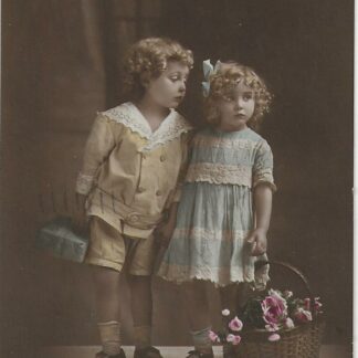 Kinderen brengen een cadeautje  -  fotokaart