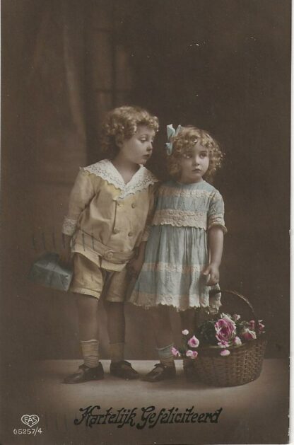 Kinderen brengen een cadeautje  -  fotokaart