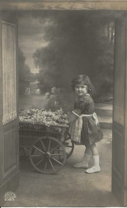 Meisje met bloemenkar  -  fotokaart