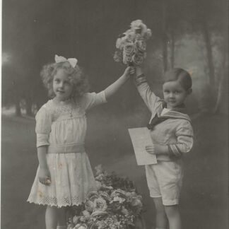 Meisje en jongen met bloemenmand