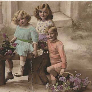 Drie kinderen op bankje met bloemen