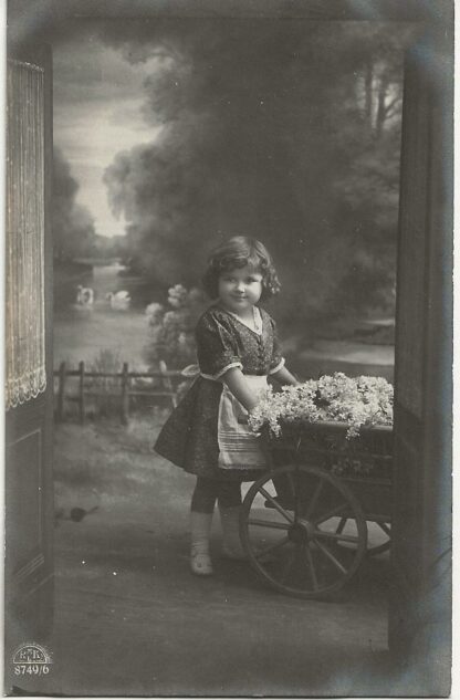 Meisje met bloemenkar (2) - fotokaart