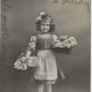 Meisje met mandjes bloemen