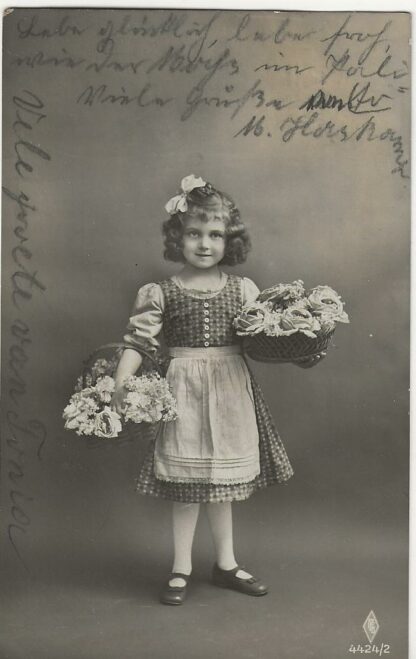 Meisje met mandjes bloemen