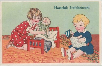 Twee meisjes brengen de pop naar bed