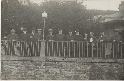 Portretfoto - gezelschap achter hek