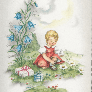 Meisje zit in 't gras met cadeautjes